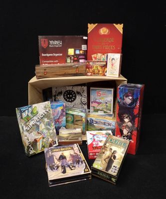 un grand nombre de livres posés sur une table