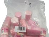 un sachet de baies roses en forme de lèvres, sur lequel figure un code-barres