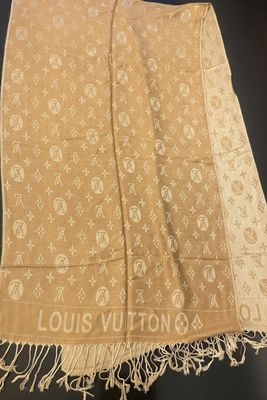 a louis vu vu scarf with a gold and white pattern