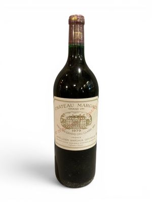 une bouteille de vin rouge sur fond blanc