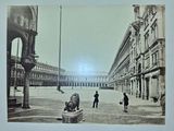 une photo en noir et blanc d'un homme et d'une femme dans une cour