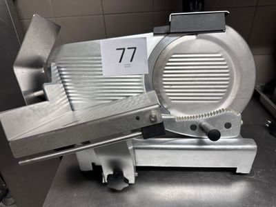 une photo d'une trancheuse à viande posée sur un plan de travail
