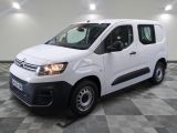la camionnette blanche est garée sur un sol carrelé en damier