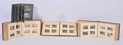 plusieurs livres ouverts empilés les uns sur les autres sur une table