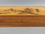 une vieille boîte en bois décorée d'une peinture représentant des chevaux