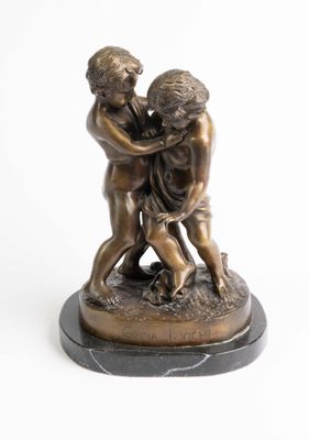 statue en bronze représentant deux enfants jouant ensemble, posée sur un socle en marbre
