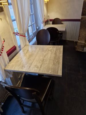 une table et des chaises dans une petite pièce dotée d'une fenêtre