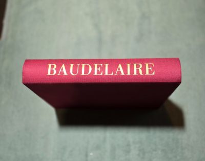 un livre rouge sur lequel est inscrit le mot « Baudelaire »