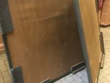 deux portes ouvertes au rez-de-chaussée d'un restaurant