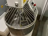 une photo d'un grand mixeur industriel dans une cuisine
