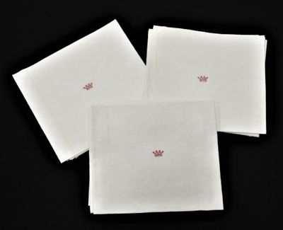 trois serviettes blanches ornées d'une couronne rose sur fond noir
