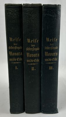 trois livres noirs empilés les uns sur les autres sur une surface blanche