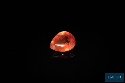 un diamant orange dans l'obscurité