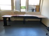 un bureau sur lequel se trouve un ordinateur, dans une pièce vide