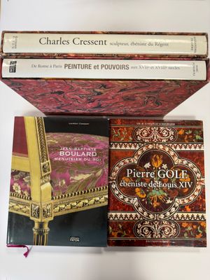 deux livres sont posés l'un à côté de l'autre sur une table