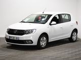 la dacia blanche est garée dans une pièce au sol en damier