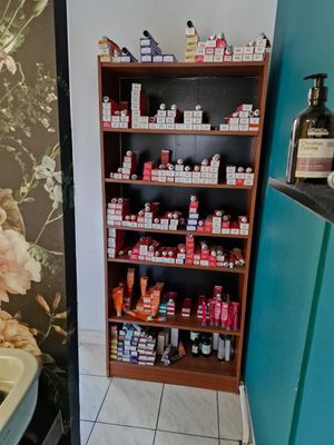 Etagère en mélaminé foncé à sept niveaux