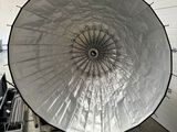 un grand parapluie blanc au milieu d'une pièce