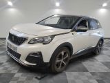 la voiture blanche est garée sur le sol à carreaux d'une pièce