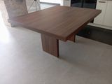une table en bois au milieu d'une cuisine