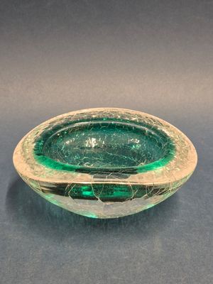 Vide poche en verre soufflé, teinté vert et craquelé.