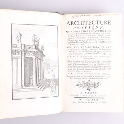 un livre ouvert avec, en arrière-plan, le dessin d'un bâtiment