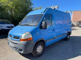 une photo d'une camionnette bleue garée sur un parking