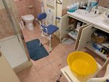 une salle de bains équipée de toilettes, d'un lavabo, d'une douche et d'une baignoire