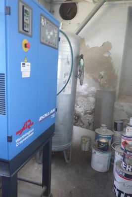 une machine bleue qui se trouve dans une pièce