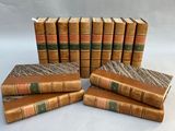 six vieux livres empilés les uns sur les autres sur une table