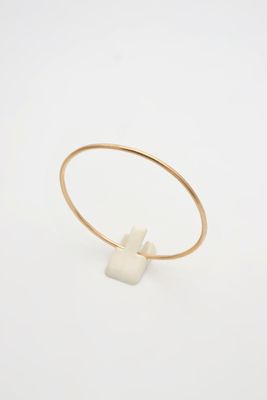 une bague en or avec une pierre blanche au centre