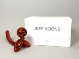 jeff koons balloon dog in front of a box of jeff koons balloons