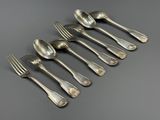 six cuillères et une fourchette en métal argenté sur une table
