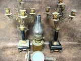 un grand nombre d'objets anciens posés sur une table