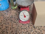 un plan de travail de cuisine sur lequel se trouvent une balance et une boîte