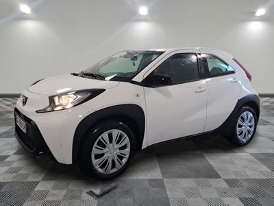 une photo d'une Toyota C-HR blanche dans un showroom