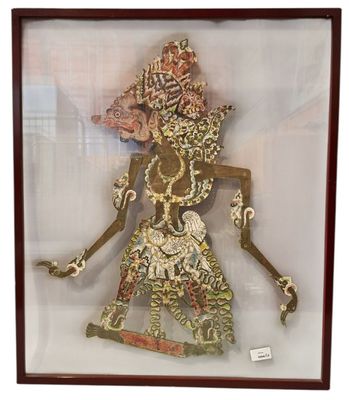 une image représentant une photo d'une statue exposée dans une vitrine