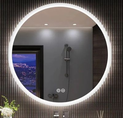 une salle de bain avec un lavabo et un miroir
