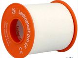 une bobine de fil blanc avec des rayures orange sur fond blanc