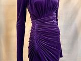 une robe violette sur un mannequin, un mannequin, un mannequin, un mannequin, un mannequin, un mannequin, un mannequin, un mannequin, un mannequin