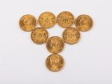 un ensemble de pièces d'or disposées en forme de croix