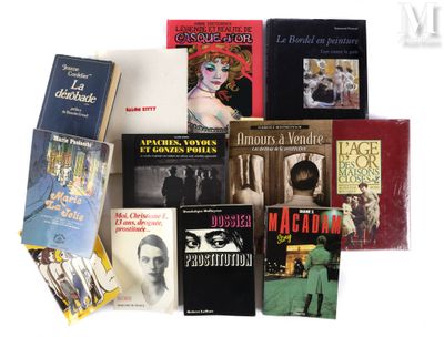un grand nombre de livres posés sur une table