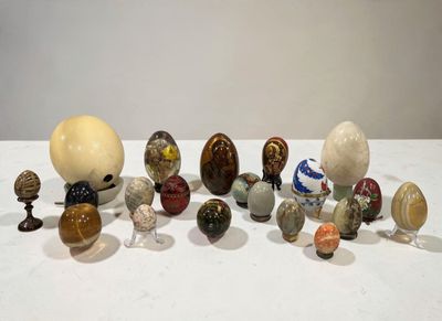beaucoup d'œufs et de vases sur la table