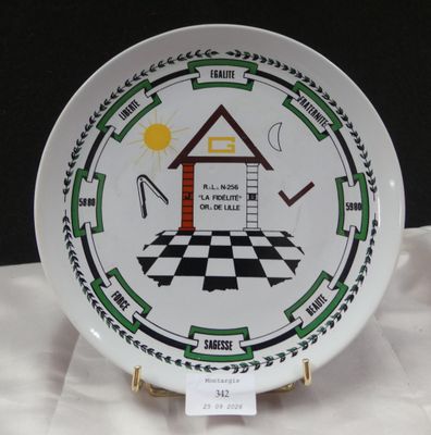 une assiette sur laquelle est représentée une maison