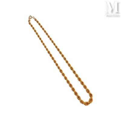 gros plan d'un collier en or sur fond blanc