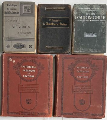 plusieurs vieux livres sont empilés sur une table