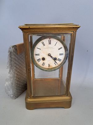 une horloge en or avec des chiffres romains sur le cadran