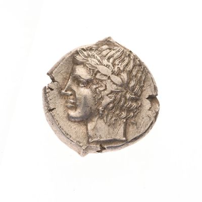 une vieille pièce d'argent sur laquelle est représentée la tête d'un homme