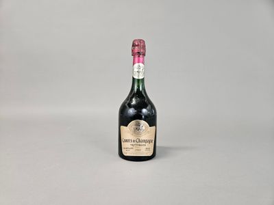 gros plan d'une bouteille de vin sur une surface blanche