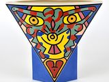 un vase orné d'un motif coloré sur un fond blanc